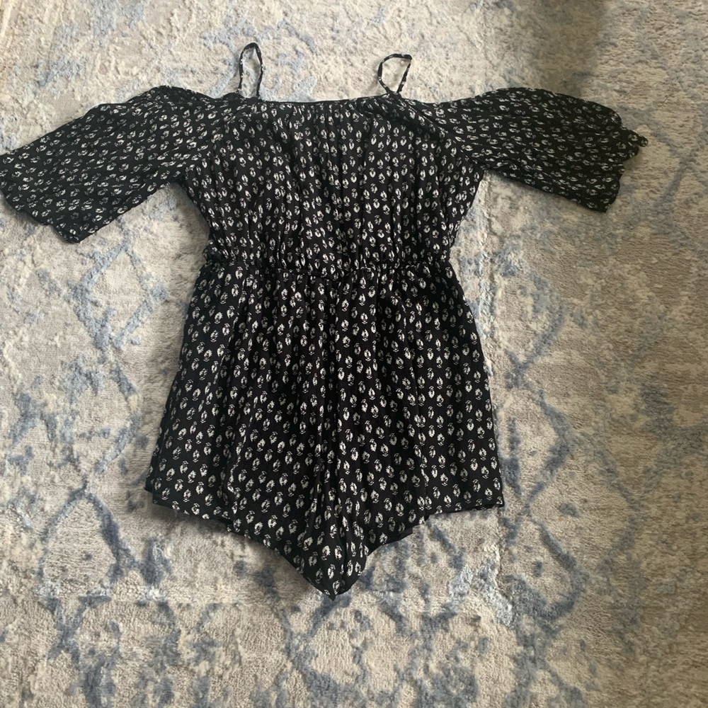 Short romper with off shoulder sleeves